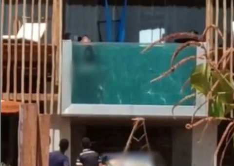 Casal é flagrado fazendo sexo em piscina transparente