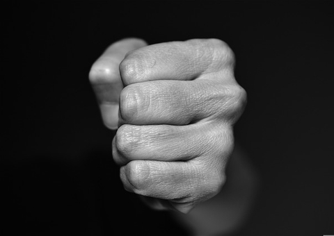 Adolescente é brutalmente espancado ao tentar furtar carros em hospital de Manaus