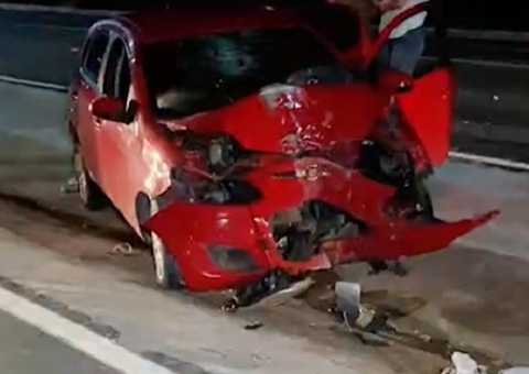 Mulher morre após carro bater em poste na Ponte Rio Negro