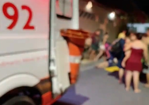 Mulher fica ferida ao se pendurar em carro para tentar impedir namorado sair de casa em Manaus