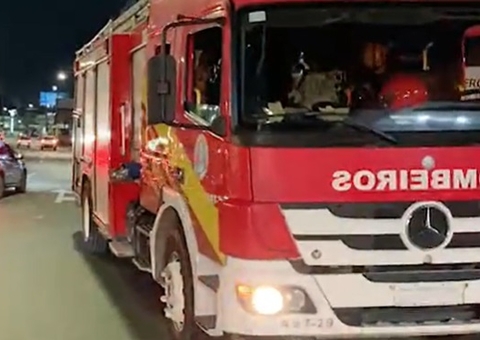 Loja de sucatas é tomada pelo fogo em Manaus