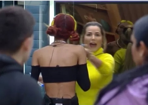 Deolane se irrita e bate boca com Ruivinha de Marte : 'hiena carniceira'