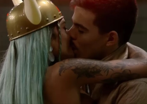 Thomaz Costa dá beijão em Tati Zaqui mas descarta romance em 'A Fazenda'