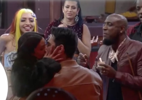 Kerline e Shay se beijam em festa de 'A Fazenda 14'