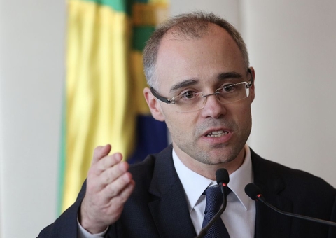 Mendonça derruba censura e autoriza UOL a publicar reportagem sobre imóveis dos Bolsonaros