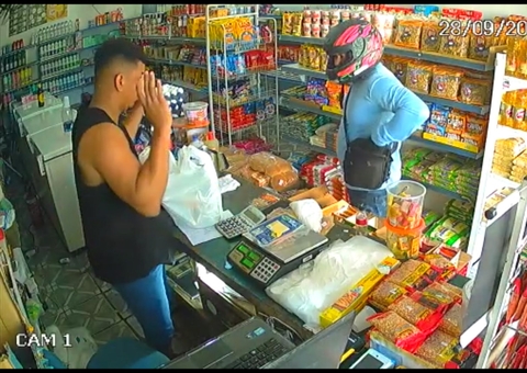 Criminoso rende funcionário e clientes durante assalto a mercadinho em Manaus