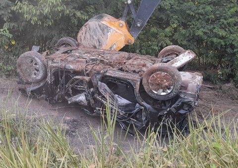 Veículos são retirados de rio após tragédia na BR-319 no Amazonas