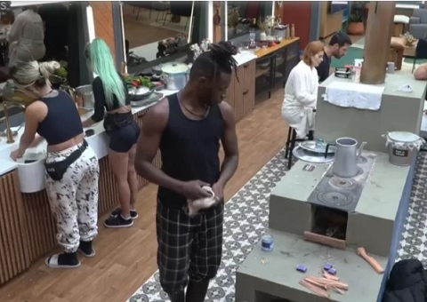 Fã de Deolane faz vaquinha para carro de som dar resultado das eleições em 'A Fazenda' 