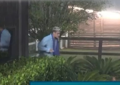 Tiago tenta pular cerca da 'Fazenda' para deixar o programa