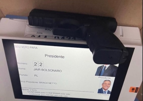 Clube de tiro de Manaus posta foto com arma na urna ao votar em Bolsonaro