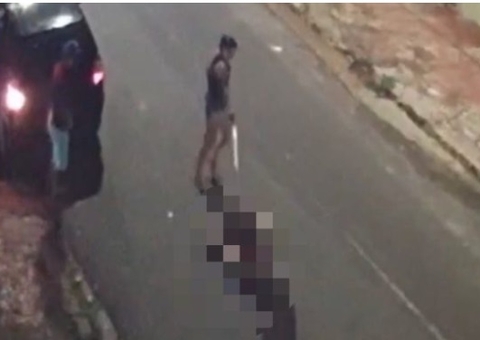 Mulher atira em homem no meio da rua em Manaus