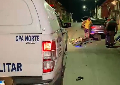 Entregadores de delivery são arremessados em acidente com viatura da polícia em Manaus