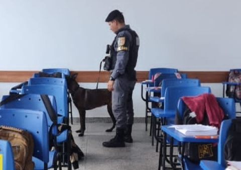 Polícia encontra drogas, arma e facas durante revista em escola de tempo integral no Amazonas