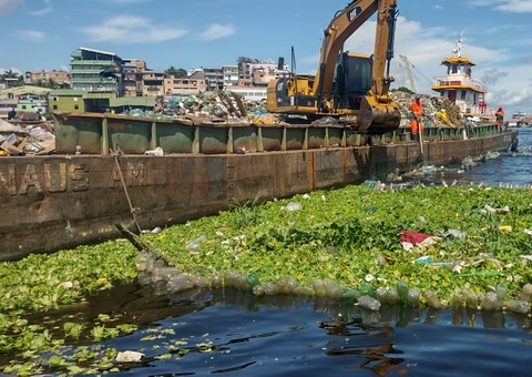Lixo é retirado durante ação de limpeza na Orla de Manaus
