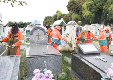 Cemitérios de Manaus passam por limpeza para visitação no Dia das Mães