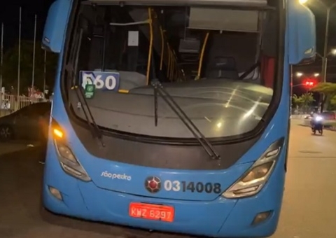 Passageiros rendem suspeito de assalto a ônibus da linha 560 em Manaus