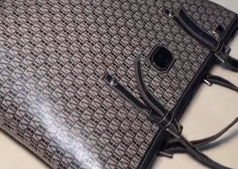 Criminoso é espancado após cometer assalto em parada de ônibus em Manaus