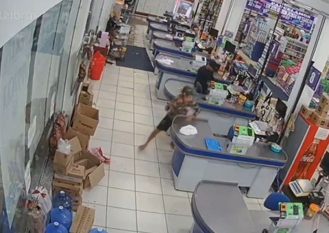 Criminosos fazem 'arrastão' e provocam quebradeira durante assalto a supermercado em Manaus; vídeo