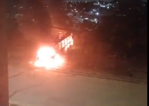 'Amarelinho' fica destruído após pegar fogo em Manaus; vídeo