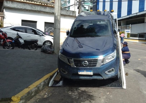 Operação fiscaliza veículos estacionados irregularmente em Manaus