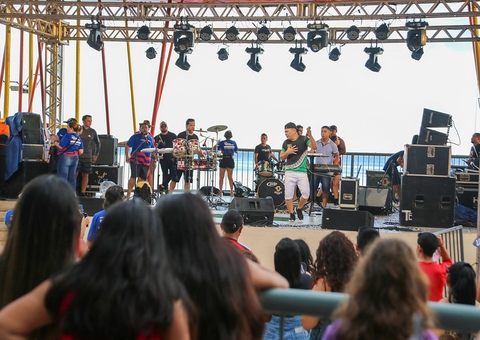 Multidão lota Casa de Praia em festa do Dia das Mães em Manaus
