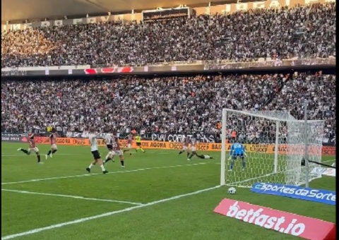 Árbitro paralisa clássico Corinthians e São Paulo após gritos homofóbicos
