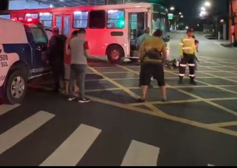 Motociclista avança sinal vermelho e é atingido por ônibus em Manaus