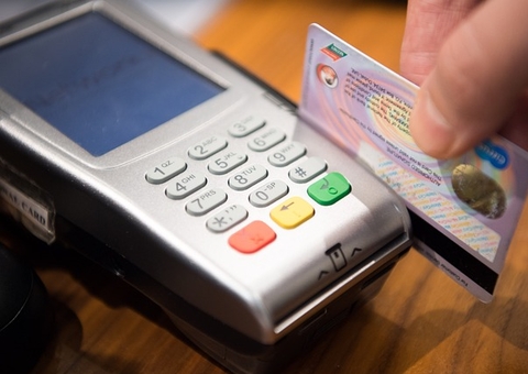 Adolescentes encontram cartão de crédito e fazem compras em shopping de Manaus