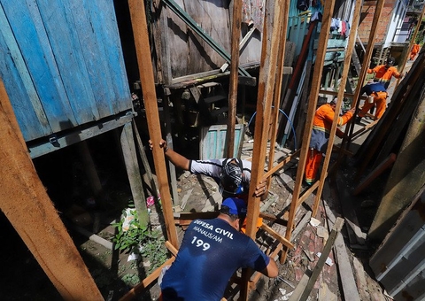 'Cheia' 2023: pontes de madeira são construídas em bairros de Manaus