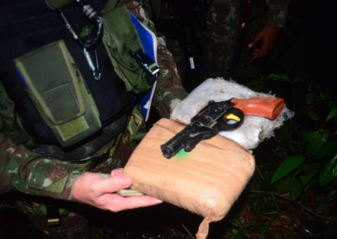 Grupo de colombianos é preso com arma falsa e drogas na tríplice fronteira da Amazônia