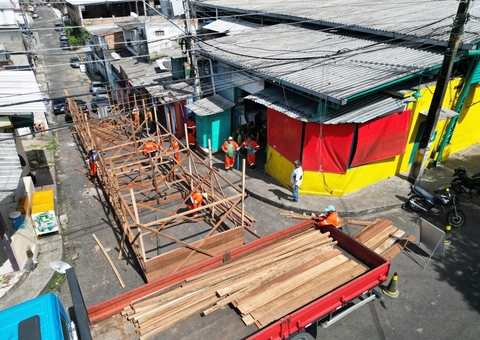 Tablado provisório na feira da Japiinlândia é construído em Manaus