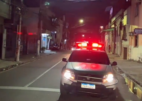 Criminosos executam homem a tiros e deixam bilhete ao lado do corpo em Manaus