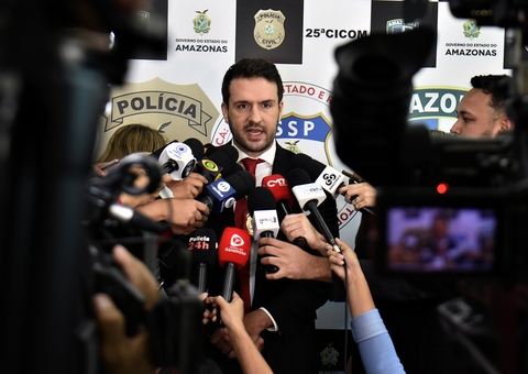 Delegado flagra homem agredindo esposa no meio da rua em Manaus