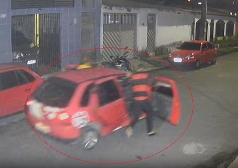 Criminosos se desesperam após carro ficar no 'prego' e fogem a pé durante assalto em Manaus; vídeos