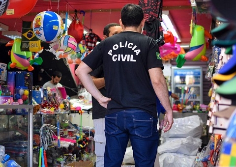 Cerca de 800 brinquedos com indícios de falsificação são apreendidos em lojas no Centro de Manaus