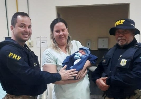 Policiais ajudam mulher durante trabalho de parto