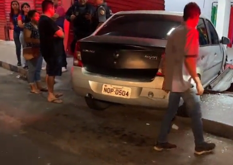 Motorista perde controle do carro e invade farmácia em Manaus