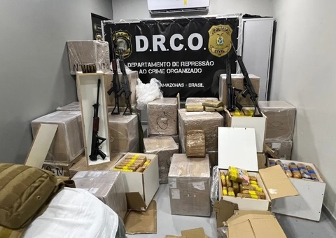 Caminhão de mudanças é apreendido com fuzis e mais de 1,5 tonelada de drogas em Manaus