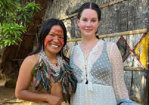 Lana Del Rey visita tribo indígena em Manaus; veja vídeo