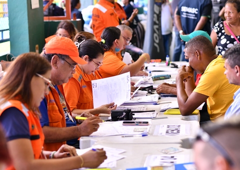 Famílias afetadas pelas chuvas recebem doações em Manaus