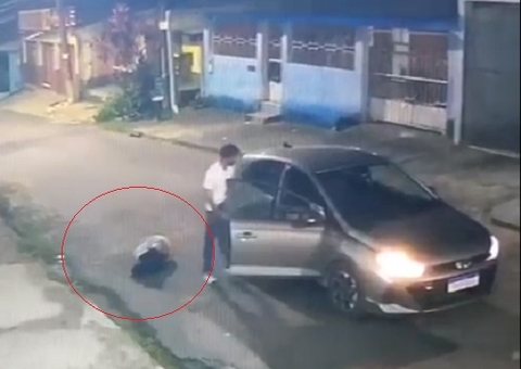 Jovem se joga de carro em movimento e é levada por motorista em Manaus; vídeo