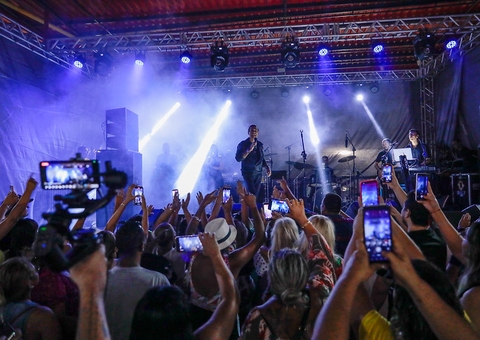 Cerca de 1500 pessoas aproveitam noite romântica com show de Elymar Santos na Casa de Praia em Manaus