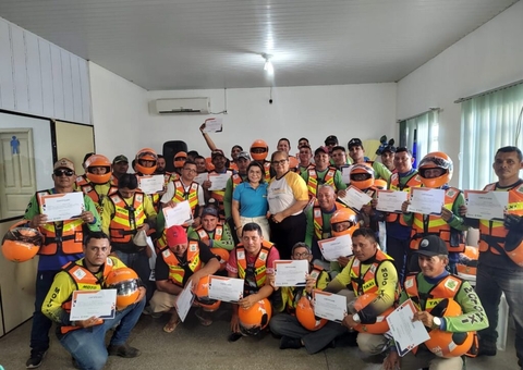 Detran entrega kits de capacete e colete para mototaxistas no Amazonas