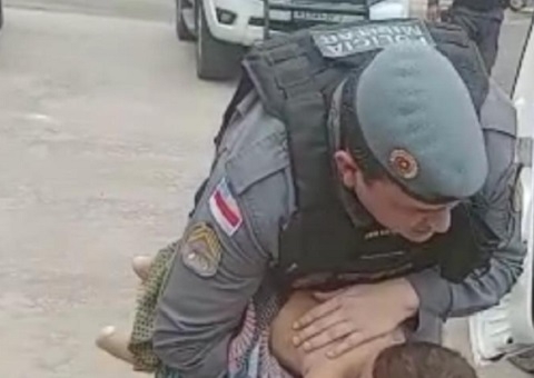 Bebê é reanimado por PM após se afogar em piscina em Manaus; vídeo