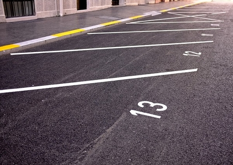 Adolescente é esfaqueado na testa em estacionamento de supermercado em Manaus