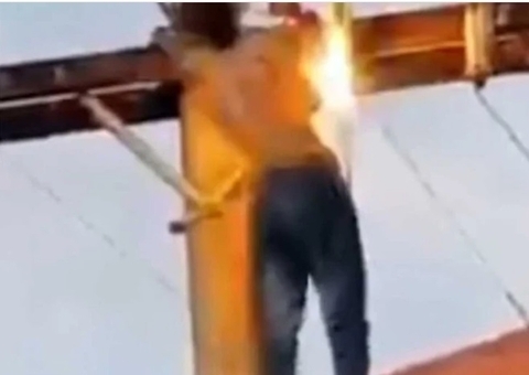 Homem fica em chamas e é arremessado de poste ao sofrer descarga elétrica; vídeo