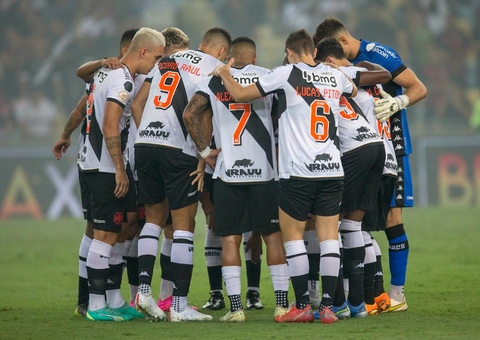 Torcedores do Vasco jogam bombas em São Januário após goleada do Flamengo