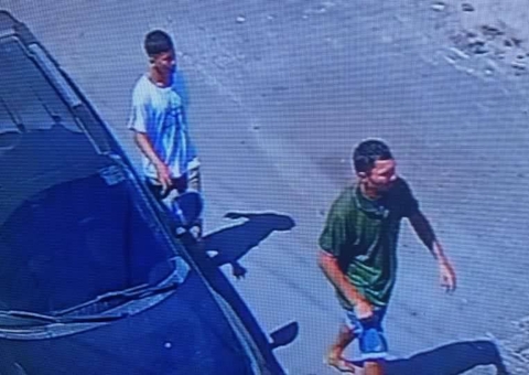 Dupla rouba moto de motorista de app em frente a escola em Manaus; vídeo