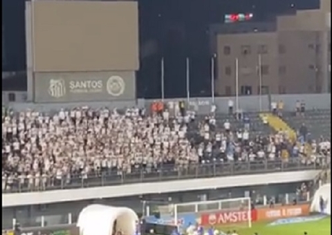 Torcedores do Santos atiram bombas em estádio após derrota para o Newell's; vídeo