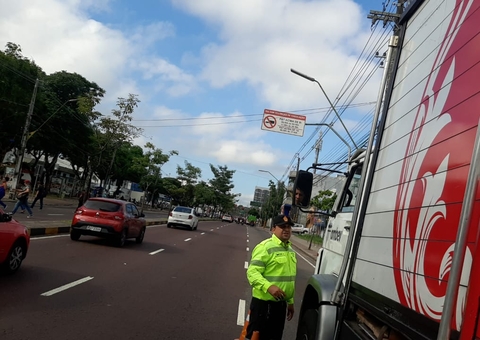 Mais de 30 motoristas são multados durante fiscalização na Djalma Batista